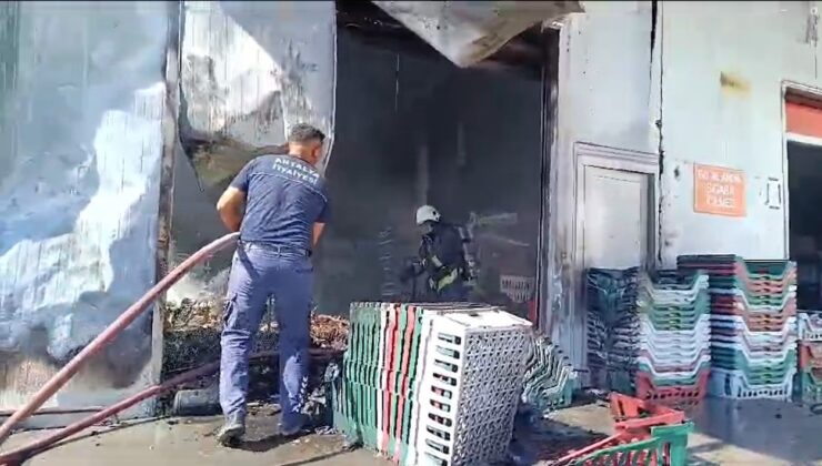 Antalya’da halk ekmek fabrikasının deposu alev alev yandı