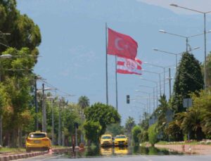 Antalya’da rekor sıcaklık nedeniyle sokaklar boşaldı, sahiller doldu