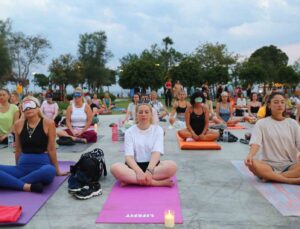 Antalya’nın dünyaca ünlü Konyaaltı sahilinde yoga yaptılar