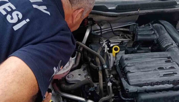 Aracın motor kısmına giren yavru kedi kurtarıldı