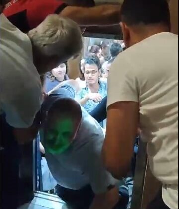 Asansörde mahsur kalan 10 kişi itfaiye ekiplerince kurtarıldı