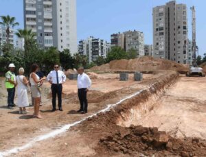 Başkan Özyiğit, kent kütüphanesi inşaatını inceledi