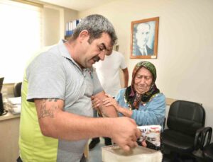 Belediye personelinden yaşlı kadını sevinç gözyaşına boğan davranış