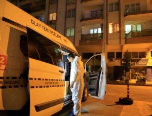 Binayı saran ağır koku ihbarına gelen polis ekipleri daire sahibinin cansız bedeni ile karşılaştı