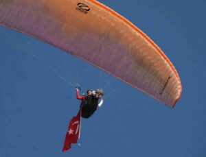Bir bardak su ve bir muz ile 13 saat havada kaldı