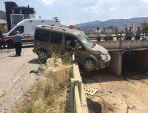Burdur’da iki otomobil çarpıştı, araçlardan biri köprüde asılı kaldı: 3 yaralı