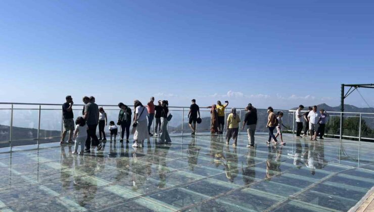 Cam üstünde nefes kesen yürüyüş