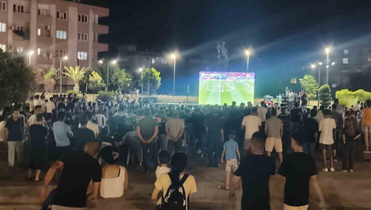 Ceyhan’da Türkiye-Avusturya maçı heyecanı dev ekranda yaşandı