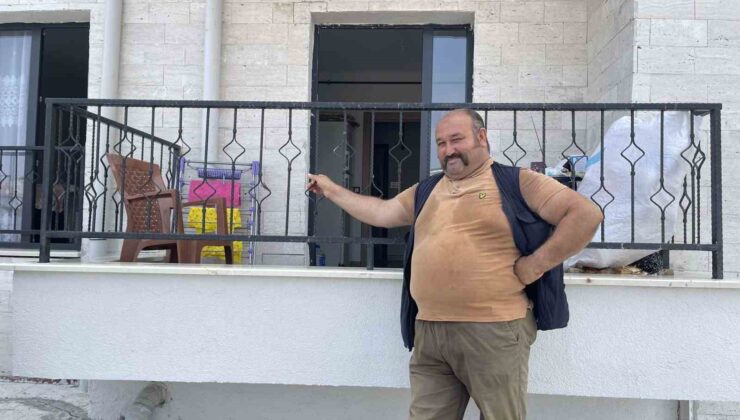 Deprem konutlarının ilk misafiri Vali Yılmaz oldu