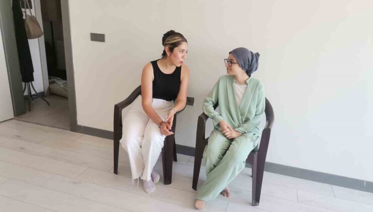 Depremde bacağını kaybeden genç kız, protez bacakla hayata tutundu