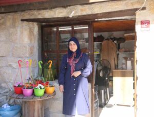 Depremde evi ve 2 katlı iş yeri yıkılan kadın, 12 metrekarelik mağazasında hayata tutundu