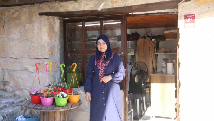 Depremde evi ve 2 katlı iş yeri yıkılan kadın, 12 metrekarelik mağazasında hayata tutundu