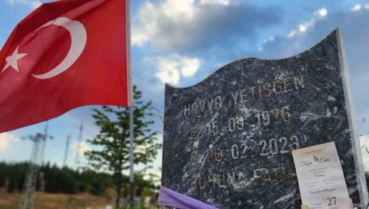 Depremde kaybettiği annesinin mezarına düğün davetiyesi bıraktı, kına gecesi yürekleri ısıttı