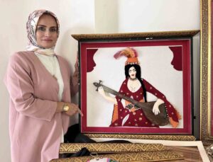 Depremde yıkılan iş yerinden geriye kalan üç boyutlu keçe tablosu hayata bağladı