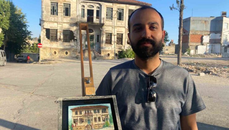 Depremde zarar görmüş kültürel varlıkları tuvale yansıtıyor
