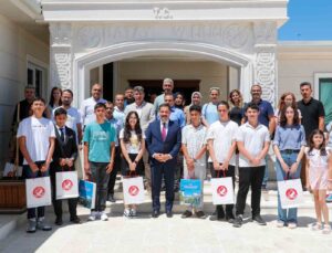 Depremin yaralarının sarıldığı Hatay’dan çıkan 10 LGS birincisi ödüllendirdi
