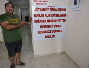 Dolandırıldığını öne süren müteahhit önce dairenin kapısını betonla kapattı, sonra ’afişli’ tepki gösterdi