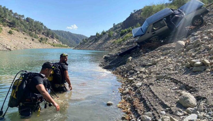 El freni çekilmeyen park halindeki otomobil baraj gölüne düştü