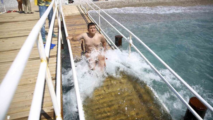 Engelli bireyler, Akdeniz’in serin sularının keyfini yaşıyor