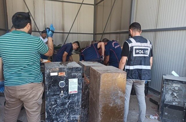 Enkazdan çıkartılan çelik kasalar açıldı