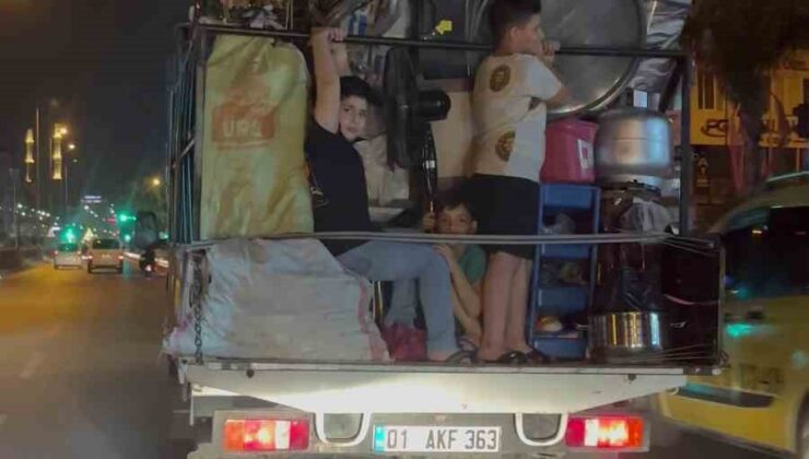 Eşya yüklü kamyonetteki çocukların tehlikeli yolculuğu