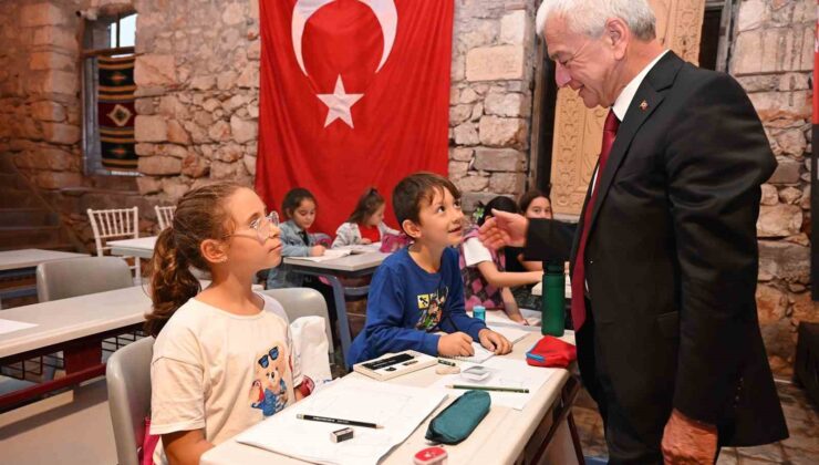 Finike Belediyesi kurslarında vatandaşlar hem eğleniyor hem öğreniyor