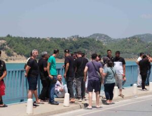 Göle düşen otomobildekilere saatlerdir ulaşılamayınca bir yakını göle atlamak istedi