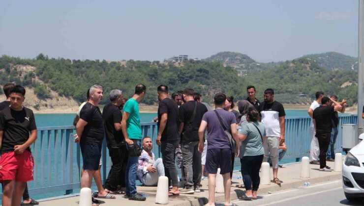 Göle düşen otomobildekilere saatlerdir ulaşılamayınca bir yakını göle atlamak istedi