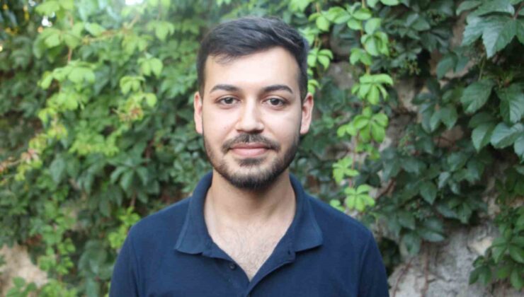 Herkes bakmaya bile korkarken, yılanlara fısıldıyor