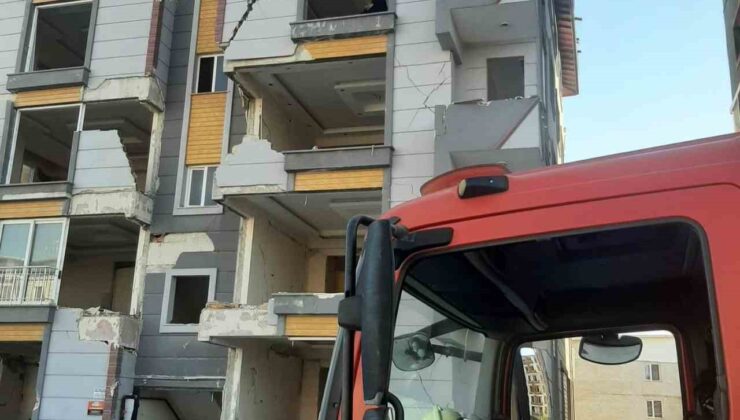 İntihar etmek için 5 katlı apartmana çıkan şahıs ikna edildi
