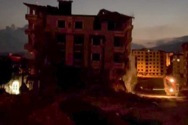 İş makinesi operatörü 6 katlı binayı yere vurarak sarsıntıyla yıktı