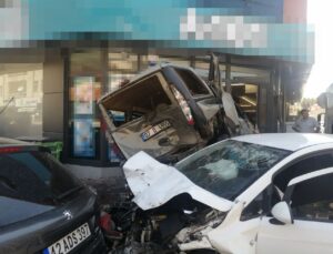 Isparta’da araçlar birbirine girdi, ortalık savaş alanına döndü: 3 yaralı