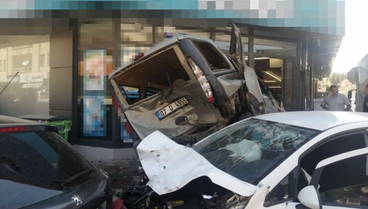 Isparta’da araçlar birbirine girdi, ortalık savaş alanına döndü: 3 yaralı