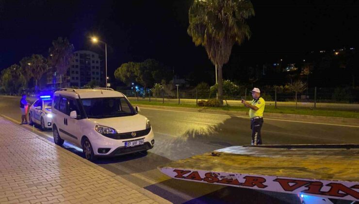 Kadını darp ederken kendisine müdahale eden polise mukavemette bulundu