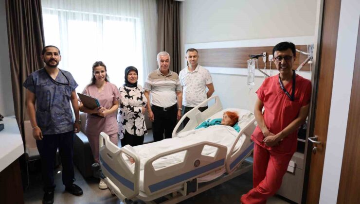 Kahramanmaraş’ta 88 yaşındaki kadının böbreğinden 4 santim taş çıktı
