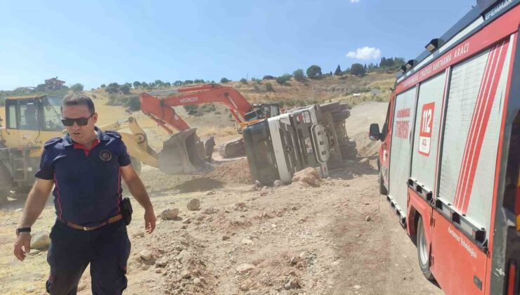 Kahramanmaraş’ta kum yüklü kamyon devrildi: 1 yaralı