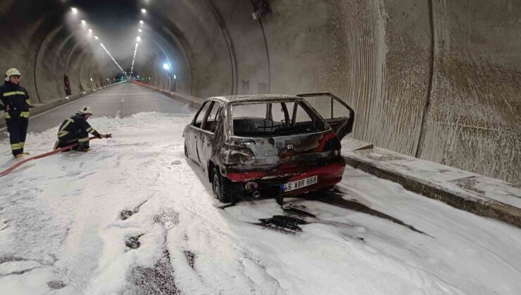 Kahramanmaraş’ta seyir halindeki otomobil alev aldı