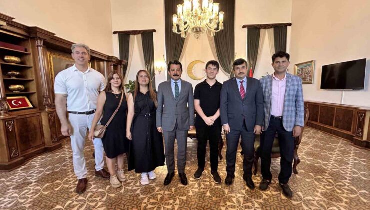Kaymakam Demiryürek, LGS birincisi Köker’e hediyesini verdi