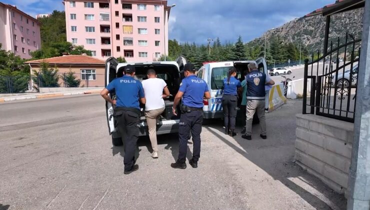 Kendilerini polis olarak tanıtıp evlerden hırsızlık yapan 2 şahıs yakalandı