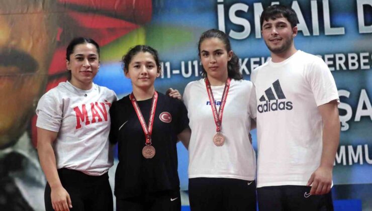 Kepez’in kadın güreşçileri Türkiye Şampiyonası’nda bronz madalya kazandı,