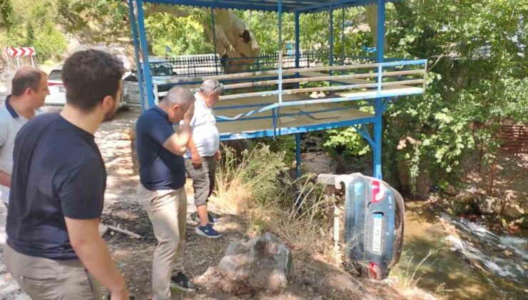 Komşularının cenaze namazına giden baba oğul dereye uçan araçta yaralandı