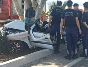 Kontrolden çıkan otomobil ağaca çarptı: 3 ölü