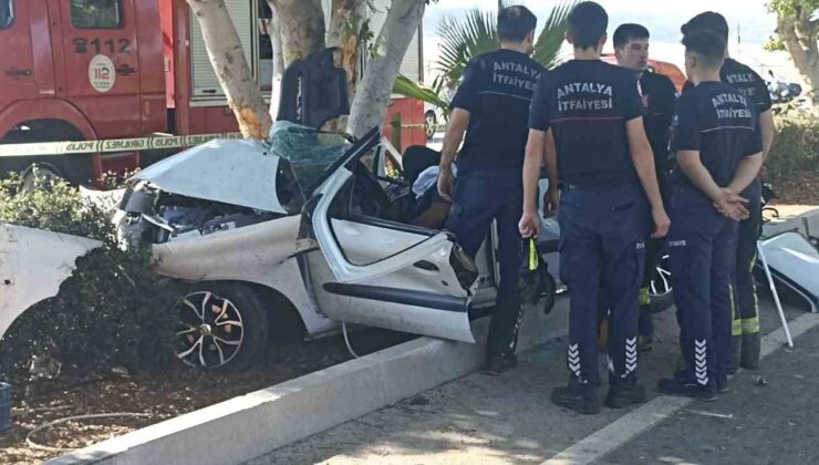 Kontrolden çıkan otomobil ağaca çarptı: 3 ölü