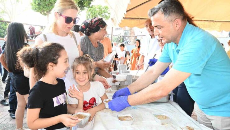 Manavgat Belediyesi 5 bin kase aşure dağıttı