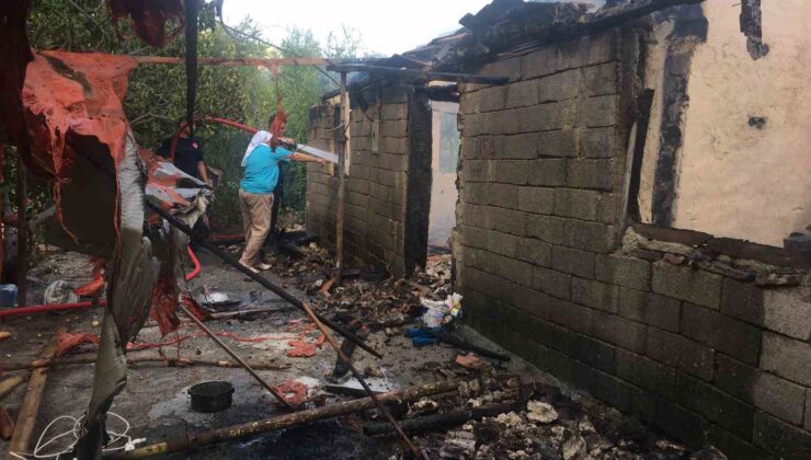 Manavgat’ta kerpiç ev alevlere teslim oldu