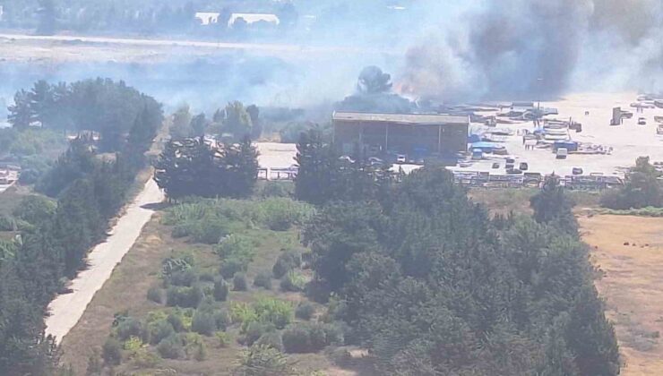 Mersin Silifke’de liman şantiyesinde yangın, ekipler havadan ve karadan müdahale ediyor