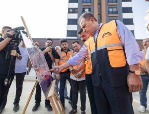 Mersin’de Büyükşehir Belediyesinin yol yapım çalışmaları sürüyor