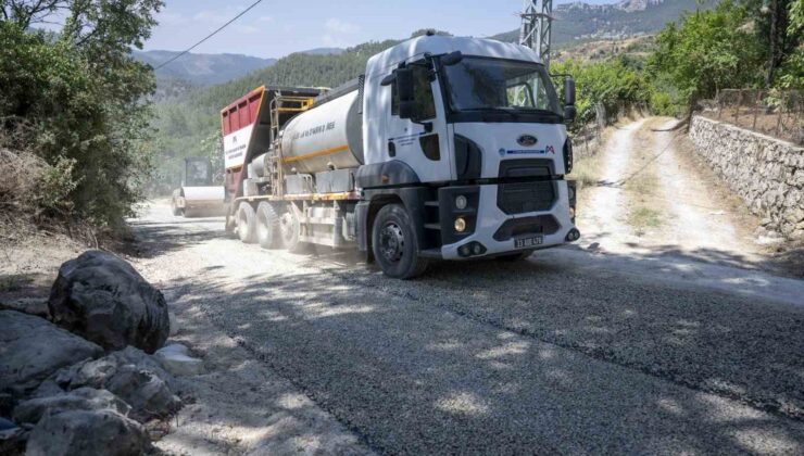 Mersin’de kırsal mahallelerde yol yapım çalışmaları sürüyor