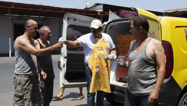Mersin’de sıcak havada vatandaşlara limonata ikramı