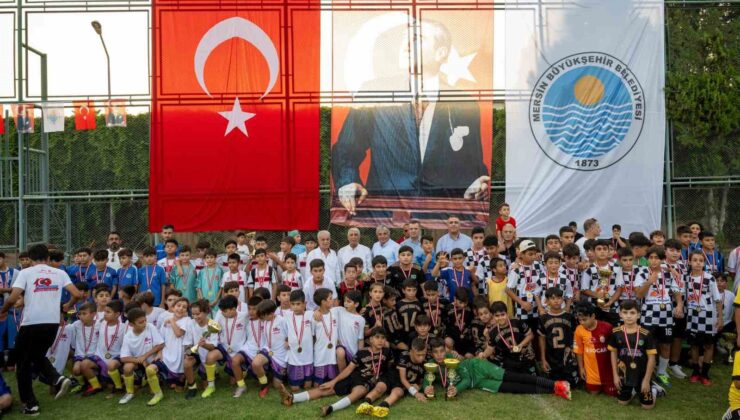Mersin’de ’U-11/U-12 Futbol Şenliği Ligi’ ödül töreni ile son buldu